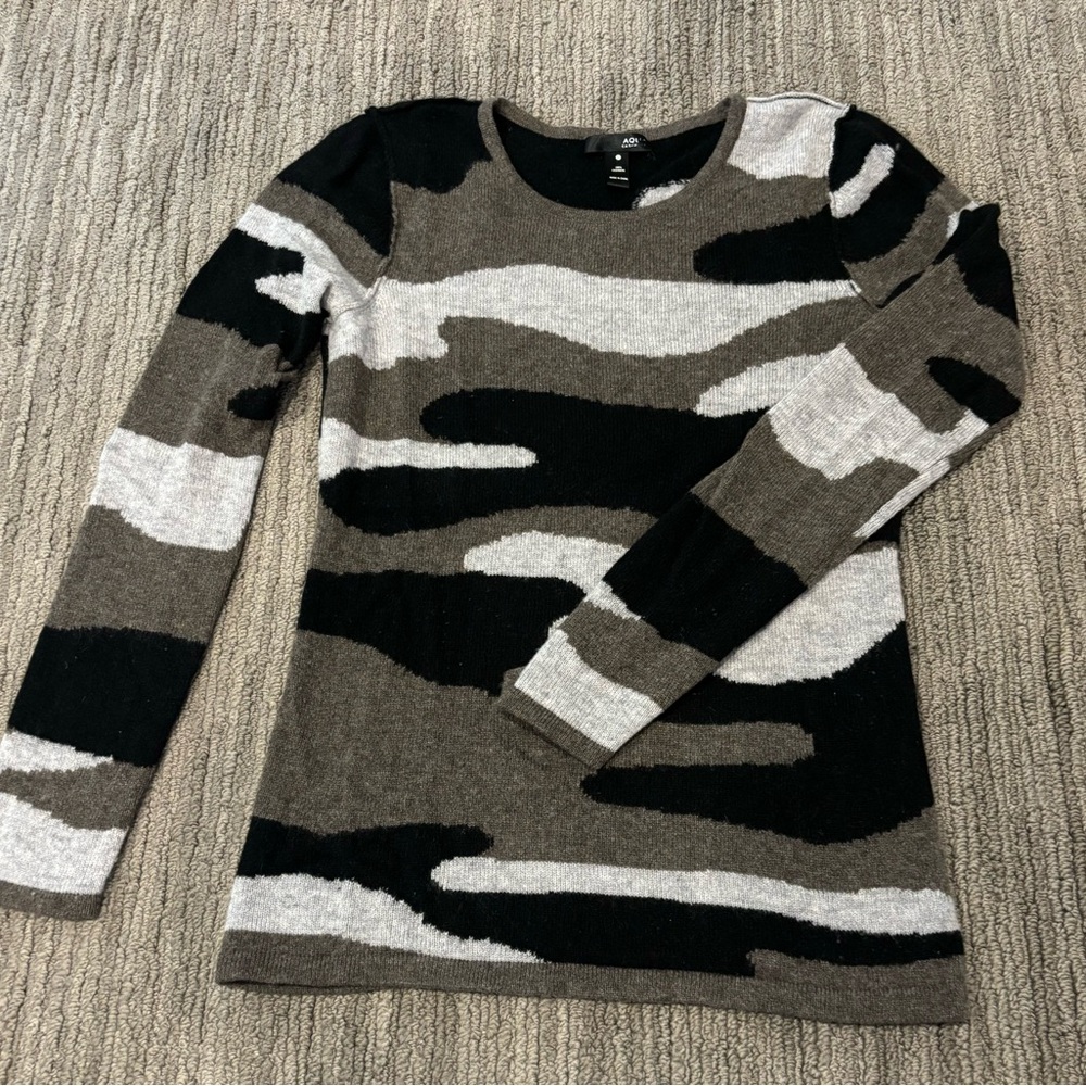 Aqua by Bloomingdale’s cashmere sweater